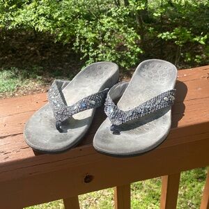 Vionic grey snakeskin flip flops 9.5